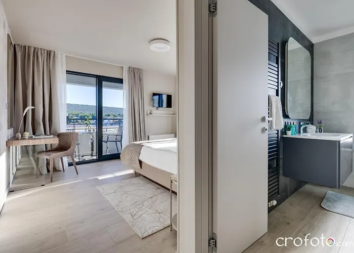 Villa Tamaris- 10 Mins From *