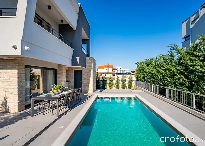 Villa Tamaris- 10 Mins From *